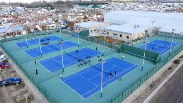 Una toma aérea de las canchas exteriores durante el torneo. Hacía frío, pero el amor al tenis fue más fuerte.