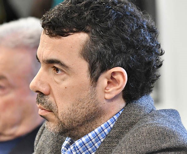 El exfuncionario y otra pesquisa.