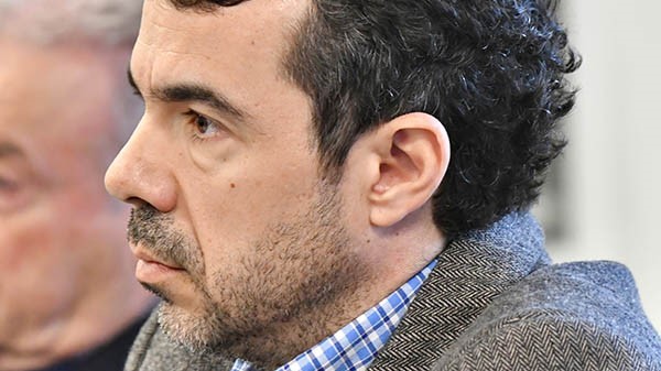 El exfuncionario y otra pesquisa. 
