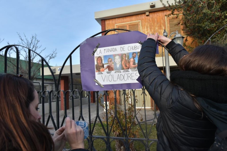 La audiencia es a puertas cerradas, pero fuera del recinto se colocaron carteles sobre el caso