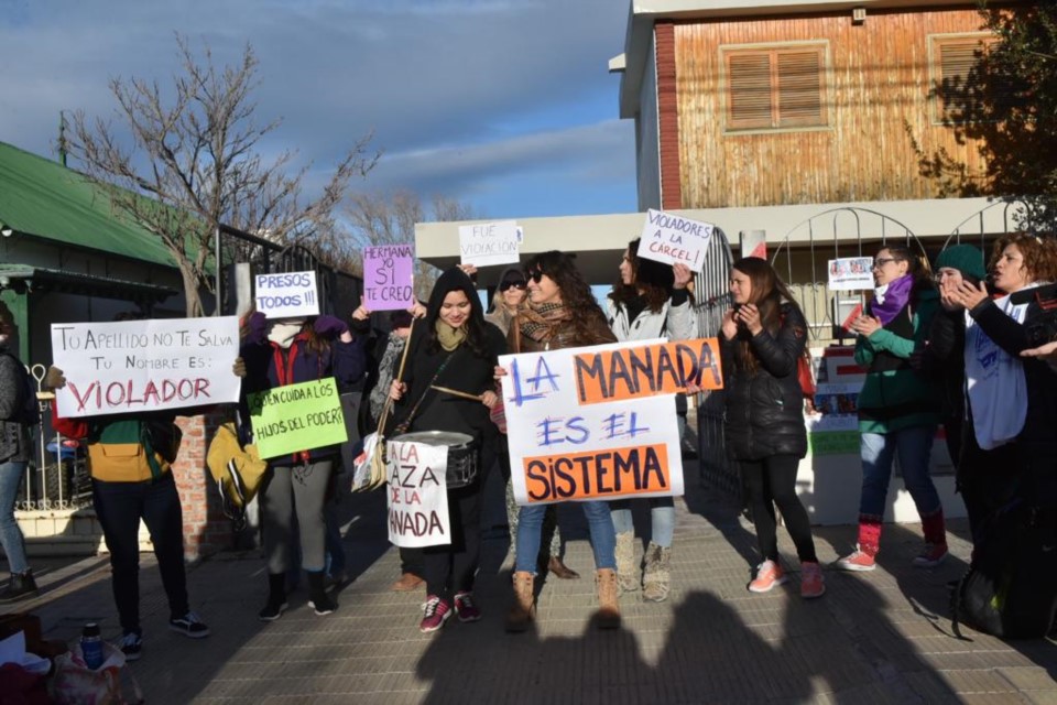 Fuera del edificio se colocaron pancartas y hubo una fuerte manifestación en reclamo de Justicia