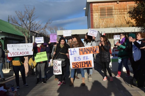 Fuera del edificio se colocaron pancartas y hubo una fuerte manifestación en reclamo de Justicia