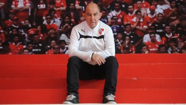 Bochini expresó su descontento con el desempeño del equipo ante Estudiantes de La Plata.