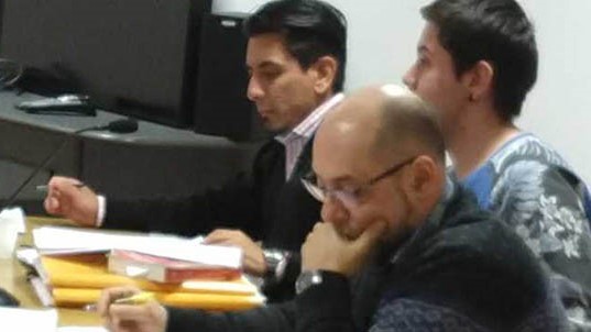 El principal acusado por el accidente mortal, junto a sus defensores al momento de la resolución del juez.