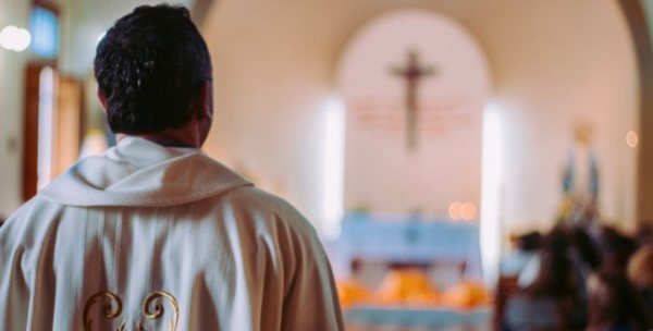 Víctimas de abusos acusaron que el traslado de curas es una práctica "habitual" de la Iglesia.