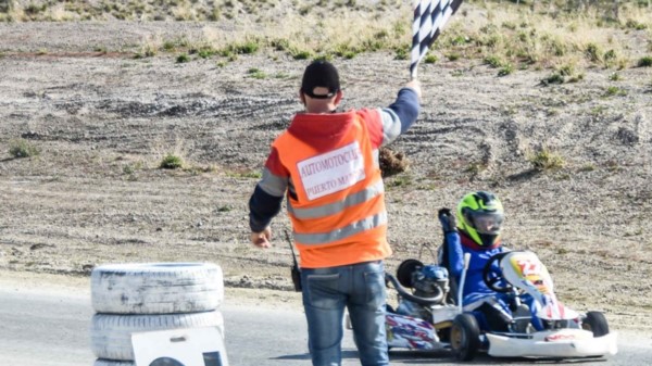 Bandera a cuadros para Nicolás Ruggiero, ganador de la categoría Senior del Karting de Tierra Chubutense.