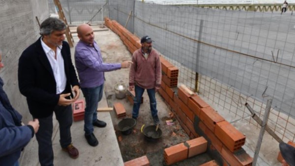 Avances. Las autoridades recorrieron las nuevas obras de servicio en la terminal portuaria de Madryn. 