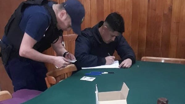 Policía. Los asistentes no pudieron seguir la “mano” por el operativo.