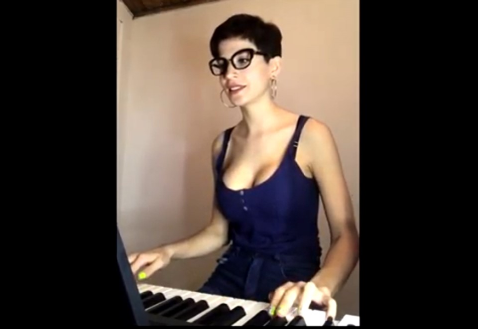 Una militante la rompe con una nueva versión a piano de la Marcha Peronista