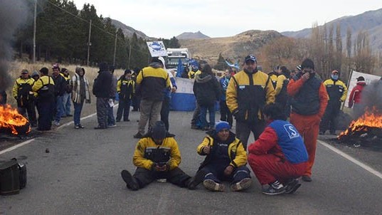 Sentados sobre la ruta. Así se llevó a cabo ayer la protesta sobre la Ruta Nacional 259.