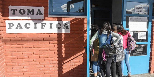 El problema de la infraestructura llevó a que alumnos y padres decidieron iniciar el acampe.