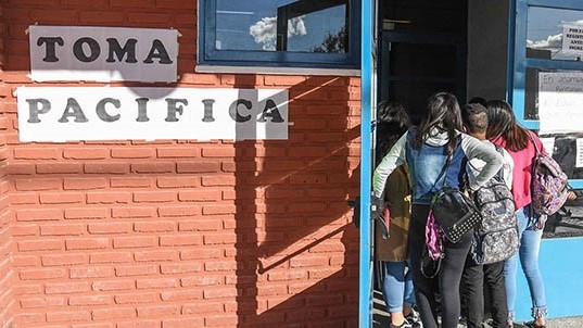 El problema de la infraestructura llevó a que alumnos y padres decidieron iniciar el acampe.