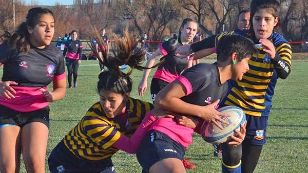 En la nueva cancha de césped de Draig Goch, se juega el Regional Femenino con 15 equipos participando.