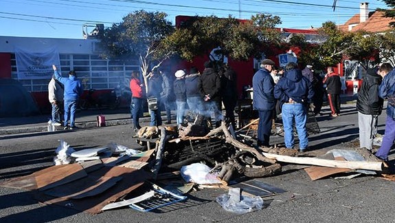 Archivo. Así lució el acampe frente al Palacio Municipal hasta la tarde de ayer, en que decidieron levantarlo.