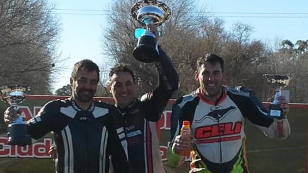 Alexis Carballo Fanelli (derecha) en el podio con su trofeo de tercero.