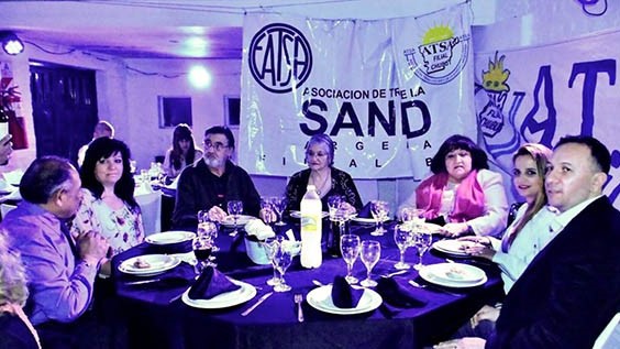 Mesa servida. La cúpula municipal junto con la reelecta conducción del gremio de la sanidad, celebrando.