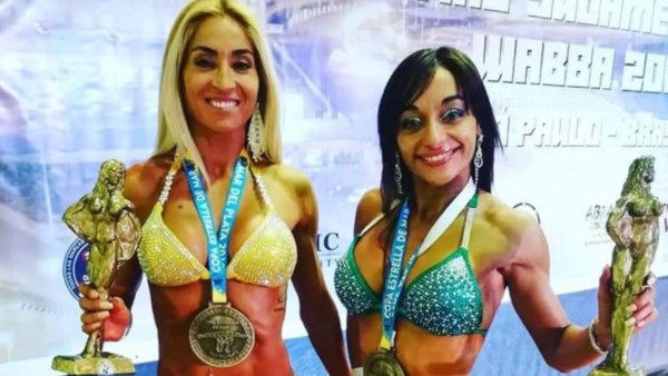 Marta Martínez y Zambrano, con sus medallas y trofeos en mano, tras ganar en sus respectivas categorías.