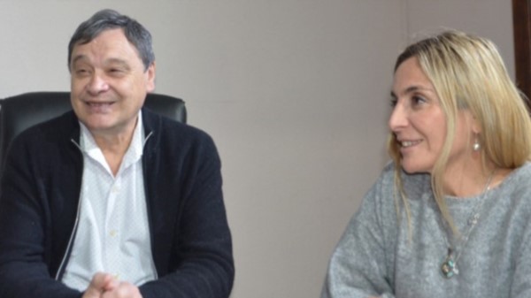 Sonrisas. El intendente Ibarra y la jefa del área de la Mujer, Garach, confirmaron la llegada de la capacitación hasta la localidad.