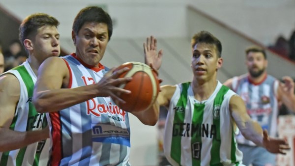 González, con el balón en mano, resiste la defensa germinalista. Convirtió 7 puntos en el triunfo de Racing.