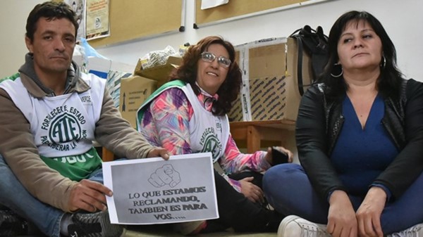 Un grupo de los trabajadores que está en la toma del Ministerio decidió comenzar la huelga de hambre.
