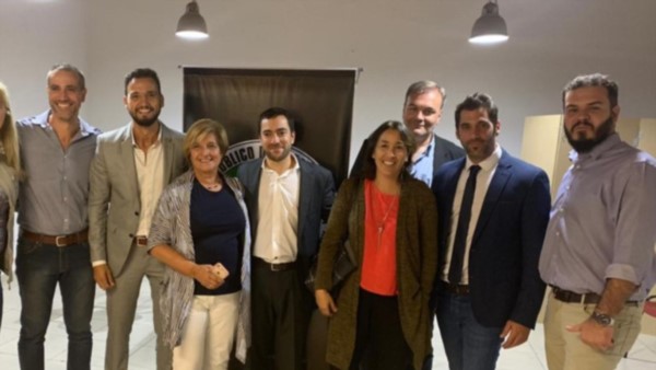 En pleno. Comisión Directiva y adherentes del Colegio de letrados que presentó el recurso judicial.