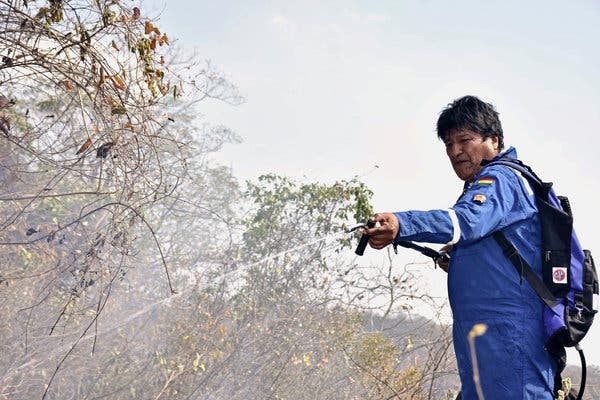 El presidente Evo Morales participó en las tareas de combate al fuego.