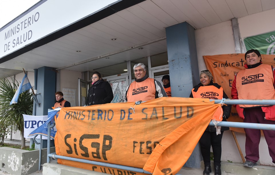 Banderas. Los trabajadores del gremio del Sisap manifestándose ayer frente al Ministerio de Salud.