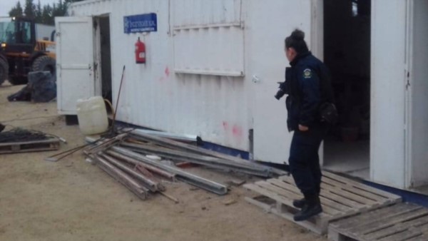 El personal policial realizó una recorrida por el predio y detectó una parte del alambre dañado.