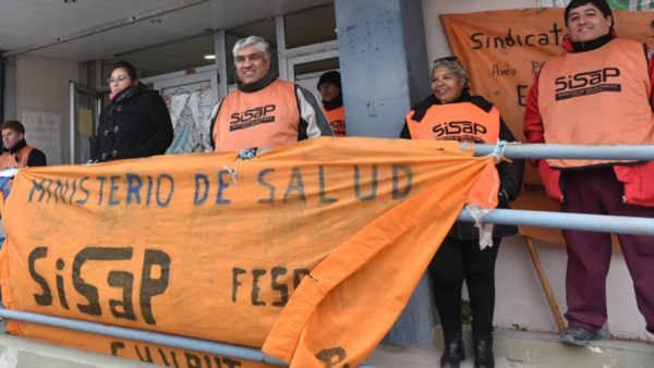 Banderas. Los trabajadores del gremio del Sisap manifestándose ayer frente al Ministerio de Salud.