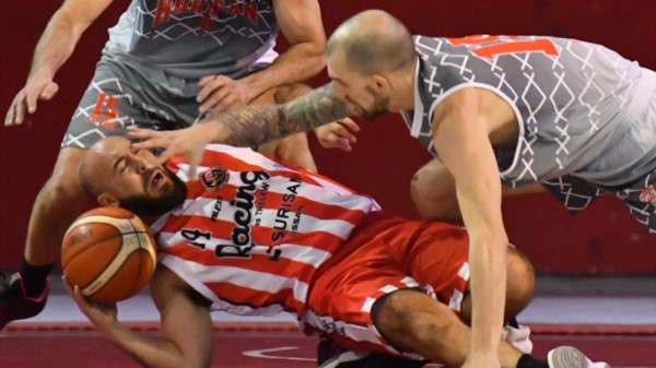 Diego Otero y Javier Den Dauw intentan robarle el balón a Bruno Echegaray, que cae al suelo.