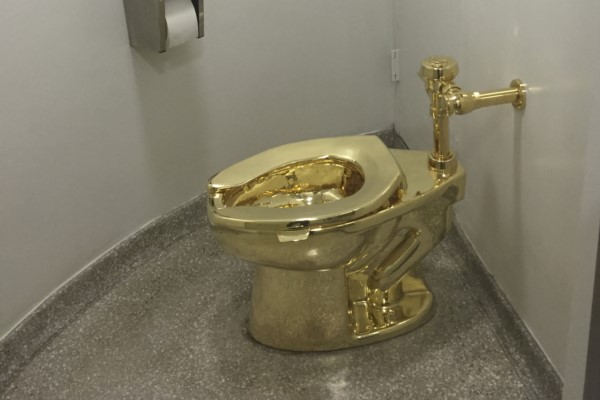 El inodoro de oro macizo está valorado en un millón de libras (US$ 1.250.000)
