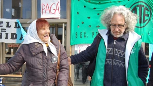 Risa. La referente de Madres de Plaza de Mayo durante un tramo de su actividad en Madryn con gremialistas. 