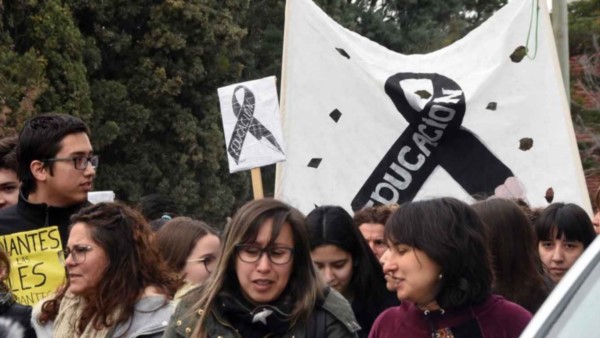 De luto. El frío no impidió que muchos vecinos se sumen a la silenciosa manifestación, donde todos pidieron normalizar el escenario social. 