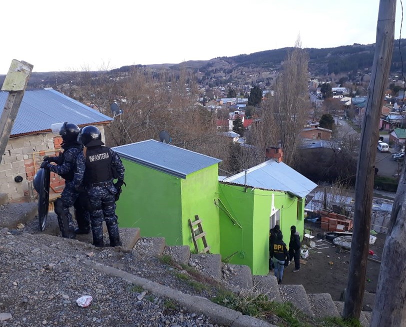 Momentos en que la Policía se disponía a irrumpir en la vivienda.