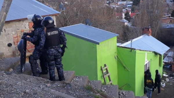 Momentos en que la Policía se disponía a irrumpir en la vivienda.