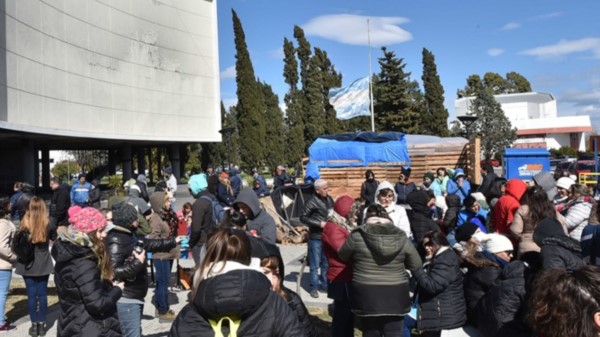 Los trabajadores permanecen sobre la explanada de Legislatura y entregarán un petitorio a los diputados.