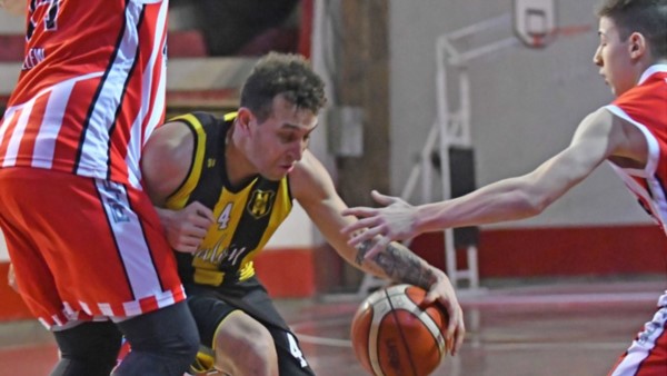 Gonzalo García en la disputa del balón. Convirtió 30 puntos para el cuadro madrynense en Trelew.