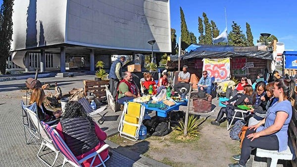 Colectivo. Una postal del reclamo de los docentes, que suma manifestantes en la explanada de la Legislatura en Rawson.
