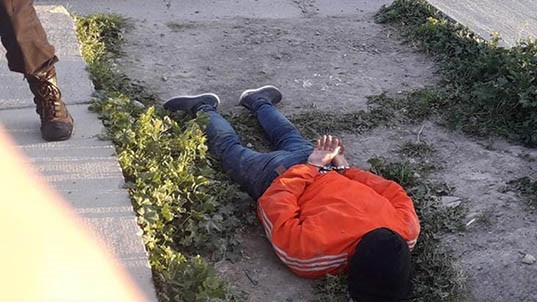 Preso. El chico tiene 15 años y ya registró su primera caída por asalto callejero en la vía pública de Trelew.