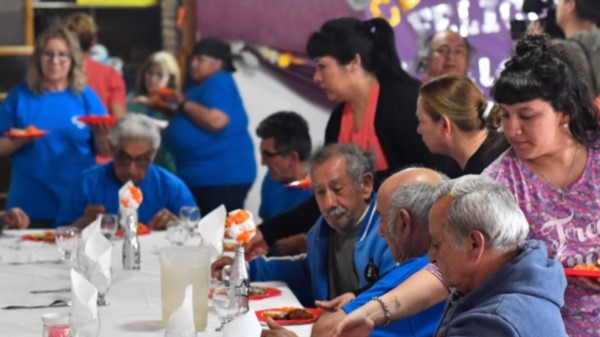 Entre “sapucais” y “bailongo”, los abuelos del Club Remembranza iniciaron la semana a puro festejo.