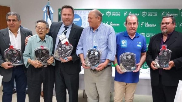Jorge Arias junto a otro periodistas deportivos destacados que recibieron el premio FAPED.