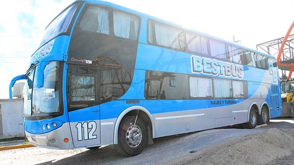 El colectivo estuvo detenido ayer a la tarde por espacio de una hora y media hasta que logró salir del sitio.