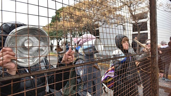 Rejas. Una postal de la ruidosa manifestación en Fontana 50, en simultáneo a la reunión del gobernador con los diputados de la oposición. 