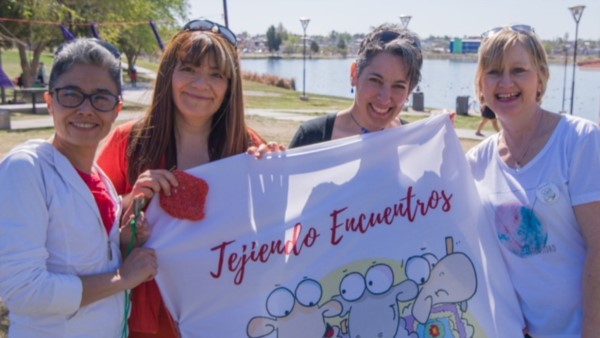 Tejiendo encuentros se lanzó en Trelew. La propuesta es tejer cuadrados de 20 x 20 para realizar mantas.