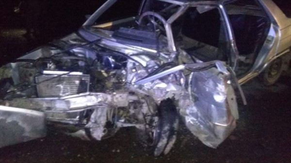 Uno de los vehículos siniestrados ayer. Uno de los protagonistas fue operado en el Hospital de Esquel.