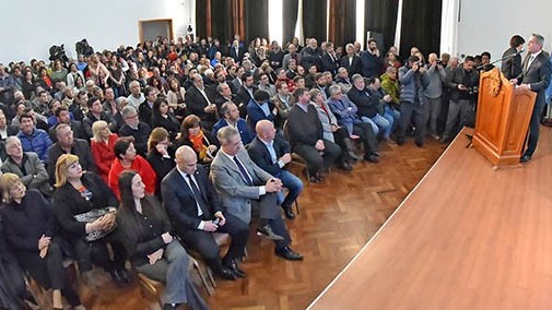 La convocatoria realizada por el gobernador Arcioni contó con una importante concurrencia de todos los sectores.