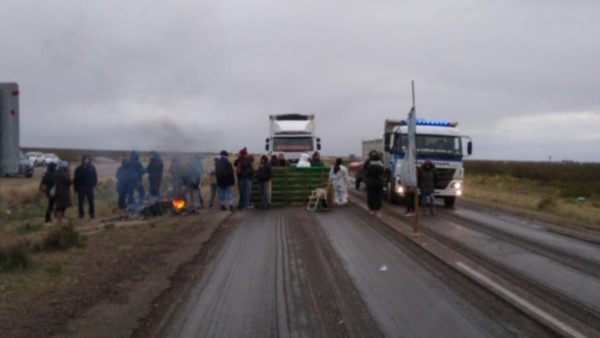 El corte en la Ruta 3, en el acceso sur a Puerto Madryn, impidió la disputa del partido entre Brown y Ever Ready. 