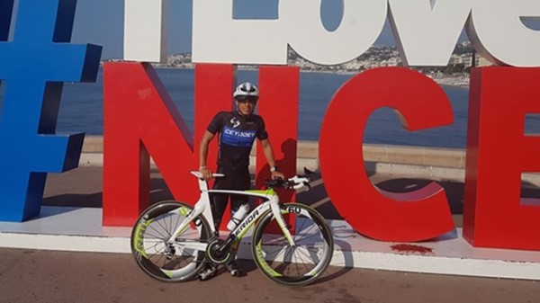 Sebastián Arrative, probando su bicicleta en el circuito de Niza.