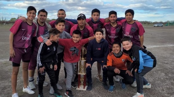 Campeones del Apertura 2019. Los muchachos de PSG con su trofeo.