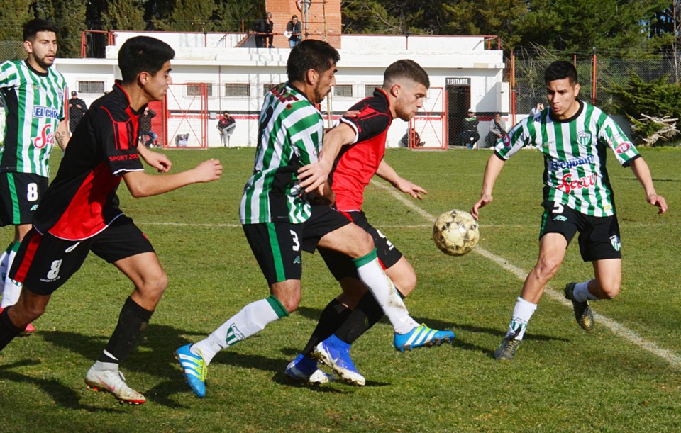 Gustavo Schishke, capitán de Gaiman FC, defiende la posesión del balón ante Pablo Molina, zaguero del “verde”.